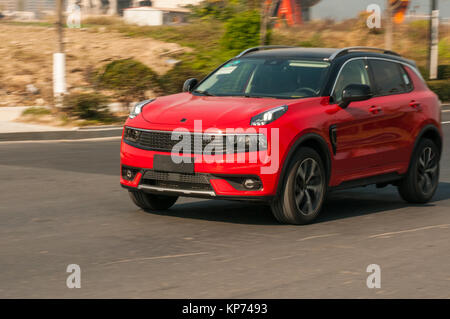 Verschieben des LYNK&CO 01 SUV in Hangzhou China auf einem offiziellen Test Drive. Stockfoto