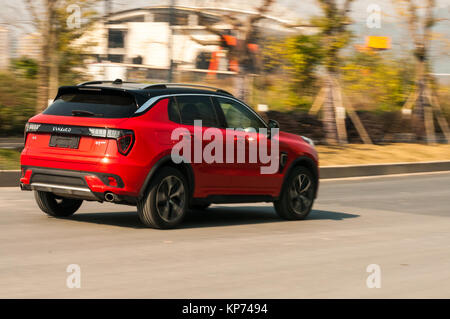 Verschieben des LYNK&CO 01 SUV in Hangzhou China auf einem offiziellen Test Drive. Stockfoto