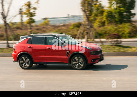 Verschieben des LYNK&CO 01 SUV in Hangzhou China auf einem offiziellen Test Drive. Stockfoto