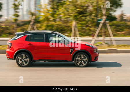 Verschieben des LYNK&CO 01 SUV in Hangzhou China auf einem offiziellen Test Drive. Stockfoto