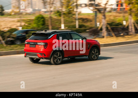 Verschieben des LYNK&CO 01 SUV in Hangzhou China auf einem offiziellen Test Drive. Stockfoto