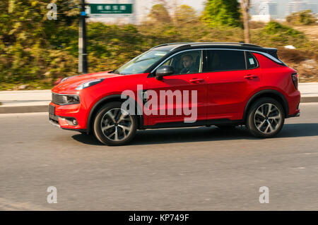 Verschieben des LYNK&CO 01 SUV in Hangzhou China auf einem offiziellen Test Drive. Stockfoto