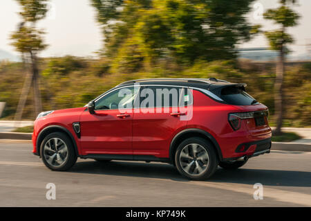 Verschieben des LYNK&CO 01 SUV in Hangzhou China auf einem offiziellen Test Drive. Stockfoto