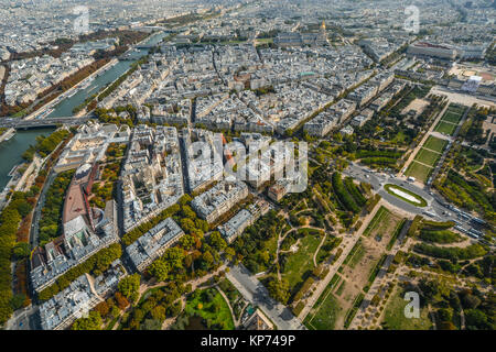 Luftaufnahme von Paris, der Seine von der Plattform des Eiffelturms auf einem sonnigen Nachmittag im frühen Herbst Stockfoto