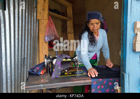 Nepalesische Näherin bei der Arbeit im Dorf Bahundanda, Lamjung Bezirk. Stockfoto