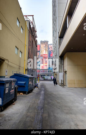 O'Keefe Lane Gasse in der Nähe von Dundas Square, Müllcontainer Müllcontainer an der Wand aufgereiht, Coca-Cola Anschlagtafeln, Toronto, Ontario, Kanada. Stockfoto