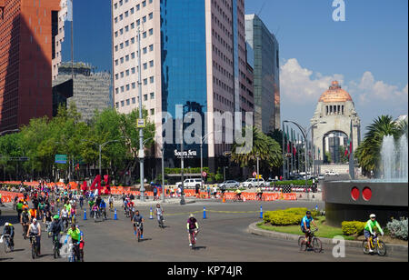 Radfahrer auf der Paseo De La Reforma, Mexico City, Mexiko. Die Allee ist am Sonntagmorgen gesperrt. Stockfoto