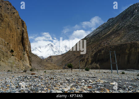Elektrische Stromleitungen im trockenen und felsigen Flussbett des Kali Gandaki, Upper Mustang, Nepal. Stockfoto