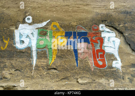 Om Mani Padme Hum buddhistische Mantra in hellen Farben auf einem Felsen gemalt. Oberer Mustang, Nepal. Stockfoto