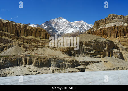 Spektakuläre Klippen und schneebedeckten Gipfel von Chuksang, Upper Mustang, Nepal gesehen. Stockfoto