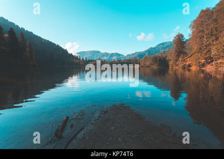 Weiche herbst Querformat von Karagol (Schwarzer See) ein beliebtes Ziel für Touristen, Einheimische, Camper und Reisende, die auf der östlichen Schwarzen Meer, Savsat, Artvin Stockfoto