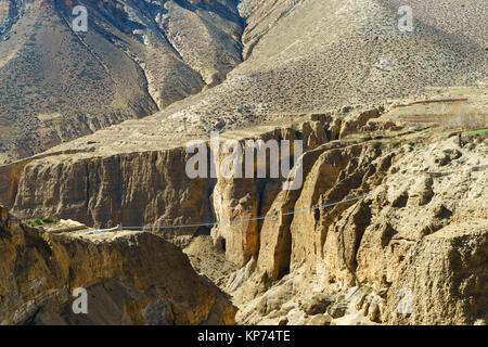 Ghyakar Hängebrücke über Chele, Upper Mustang, Nepal. Stockfoto