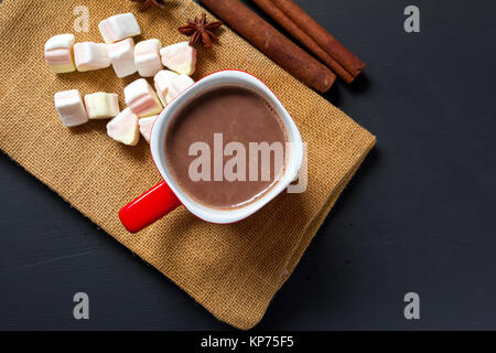 Heiße Schokolade mit Marshmallows auf schwarzem Hintergrund Stockfoto