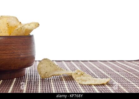 Knusprige Sauerrahm und Zwiebel Kartoffelchips in Houten Stockfoto