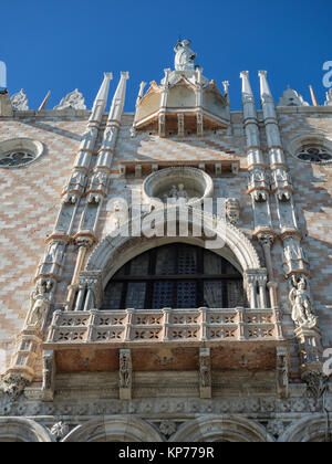 VENEDIG, ITALIEN - 12. SEPTEMBER 2017: Architektonisches Detail an der Fassade des Palazzo Ducale (Dogenpalast) Stockfoto