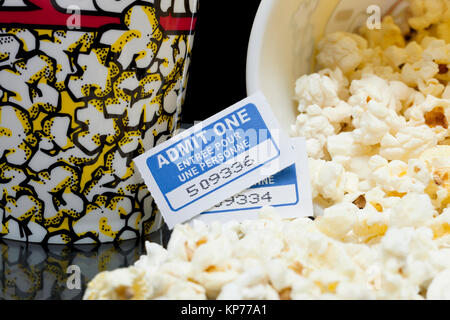 Ein Eimer mit einem Verschütteten Popcorn und Film Tickets auf der Seite Stockfoto