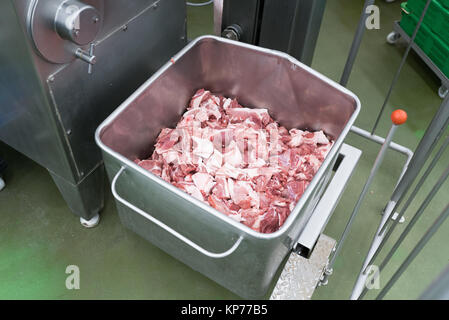 Schneiden Sie Stücke Fleisch bereit für Schleifen in einem Schleifer in den Boden Rind- und Schweinefleisch. Stockfoto