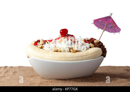 Schüssel mit Banane in Sand split Stockfoto