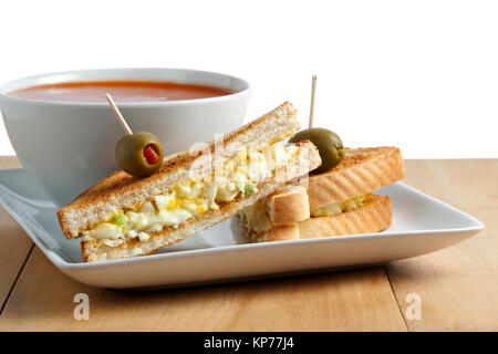 Breakfast Sandwich mit Ei und Tomaten Suppe auf einer Schüssel Stockfoto