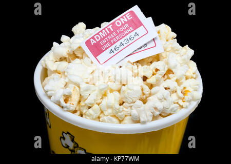 Zugeschnittenes Bild eimer Popcorn mit Movie Ticket Stockfoto