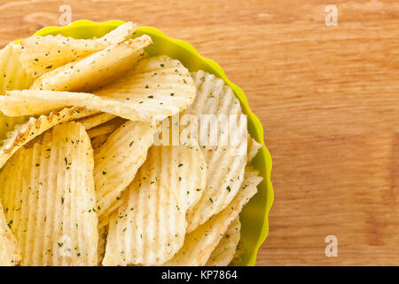 Saure Sahne und frischen Zwiebeln Kartoffel Chips Stockfoto