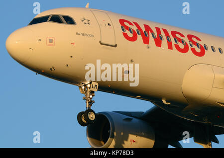 Das Flugzeug des Schweizer Airbus A320-200 HB-JLR mit dem Namen Bassersdorf landet am Flughafen London Heathrow, Großbritannien Stockfoto