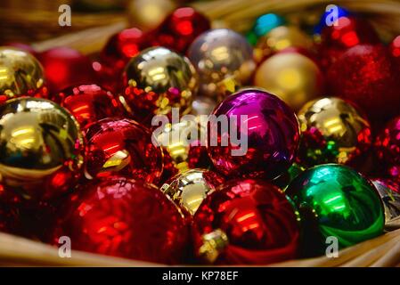 Christbaumkugeln bunten Christbaumkugeln aus Glas in einem Korb Stockfoto
