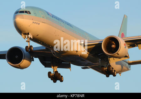 Korean Air Lines Boeing 777 -300 er Jet Flugzeug HL7782 landet am Flughafen London Heathrow, Großbritannien. Korean Air Stockfoto