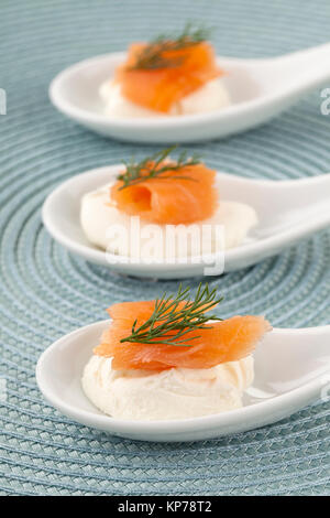 Geräucherter Lachs sushi Rollen Stockfoto