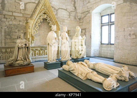 Avignon, Frankreich - 25. August 2016: Statuen des Religiösen und der Herzöge von Bourbon in der Innenseite Hallen des Palastes der Päpste Stockfoto