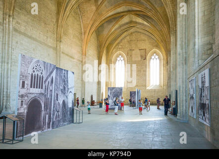 Avignon, Frankreich - 25. August 2016: Besucher im Inneren Hallen des Palastes der Päpste Stockfoto