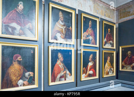 Avignon, Frankreich - 25. August 2016: Porträts der Päpste im inneren Hallen des Palastes der Päpste Stockfoto