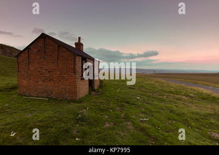 Eine alte Hirten Hütte auf der Straße an der Kuh Grün Behälter im oberen Teesdale, in North East England. Stockfoto