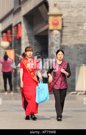 Peking - Juni 9, 2015. Traditionell gekleideten Frauen im alten Stadtzentrum. Die chinesische Kultur ist sehr vielfältig und abwechslungsreich, Es ist eines der ältesten der Welt. Stockfoto