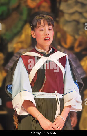 LIJIANG - CHINA - SEPT. 23., 2006. Die Naxi Frau übernimmt in einem Theater. Naxi Minderheit lebt in Lijiang, Sichuan und Tibet, ihre Bevölkerung ist 308,893. Stockfoto