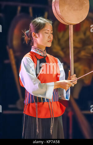 LIJIANG - CHINA - SEPT. 23., 2006. Die Naxi Frau übernimmt in einem Theater. Naxi Minderheit lebt in Lijiang, Sichuan und Tibet, ihre Bevölkerung ist 308,893. Stockfoto