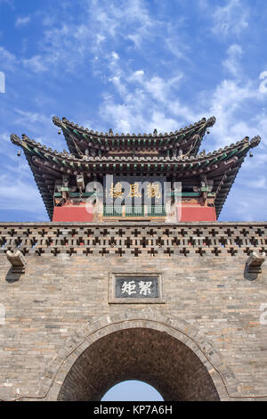 CHINA - PINGYAO, SEPT. 6, 2010. Alte Tor gegen einen blauen Himmel. Pingyao ist eine alte Stadt in der Provinz Shanxi mit die am besten erhaltene Stadt in China. Stockfoto