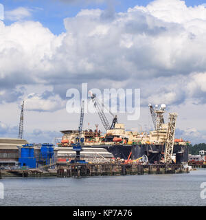 Off-shore-Schiff in ein Dock für Wartungsarbeiten, der Hafen von Rotterdam, Niederlande Stockfoto