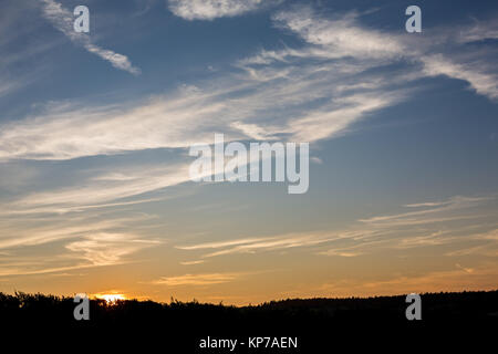 Horizontale cloudscape von geschichteten Wolken bei Sonnenuntergang mit Sonne im Herbst in der Nähe von Dimitrovgrad, Bulgarien Stockfoto