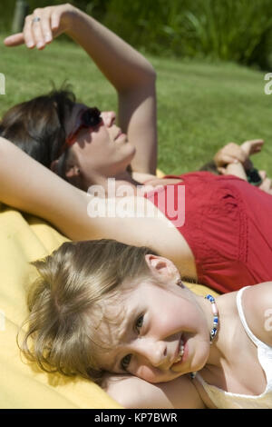 Model Release, Mutter Mit ging ein Einem Sonnigen Tag in der Wiese - Mutter mit Kindern an einem sonnigen Tag in Wiese Stockfoto