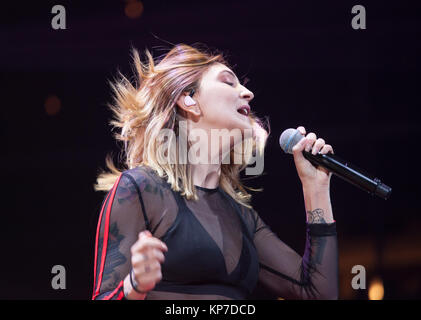 Julia Michaels führt an iHeartRadio Jingle Ball 2017. Stockfoto