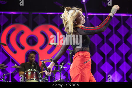 Julia Michaels führt an iHeartRadio Jingle Ball 2017. Stockfoto