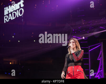 Julia Michaels führt an iHeartRadio Jingle Ball 2017. Stockfoto