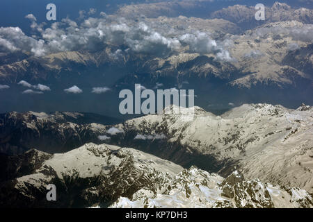 Berg Ketten hoch Himalaya vom Flugzeug aus: Berggipfel mit Schnee bedeckt, Wolken liegen in Tälern, Nebel. Stockfoto