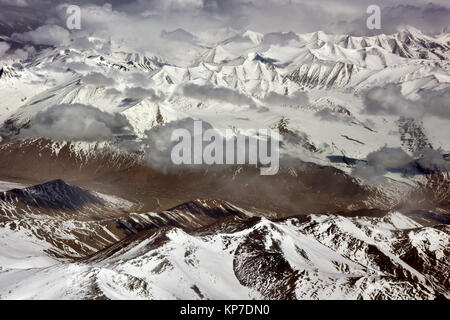 Berg Tal, Winter Landschaft im hohen Himalaya, das Tal erstreckt sich von den schneebedeckten Gipfeln. Stockfoto