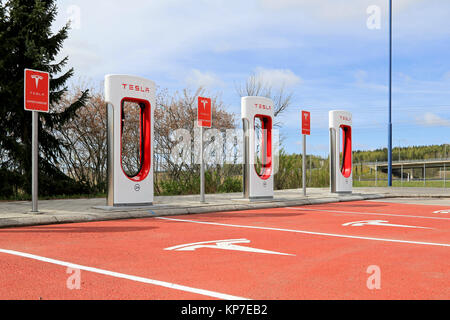 PAIMIO, Finnland - 14. MAI 2015: Kürzlich eröffnete Tesla Kompressor station in Paimio. Die Kosten für das Ladegerät wurde mit der nettowohnfläche abgedeckt Stockfoto