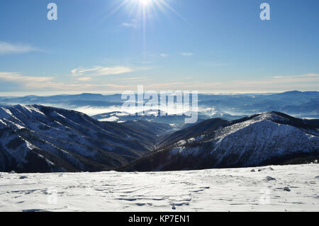 Berge Gipfel der Niederen Tatra im Skigebiet Jasna an einem sonnigen Tag, Slowakei. Stockfoto