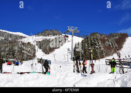 Jasna, Slowakei - Dezember 1, 2017: Skifahrer, Seilbahn und Schnee Hänge auf der Südseite des Berges Chopok an einem sonnigen Tag im Skigebiet Jasna, niedrige Ta Stockfoto