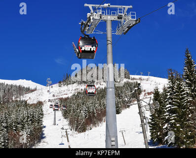 Jasna, Slowakei - Dezember 1, 2017: Blick auf die Seilbahn und die Skipisten auf der Südseite des Berges Chopok an einem sonnigen Tag im Skigebiet Jasna, Stockfoto