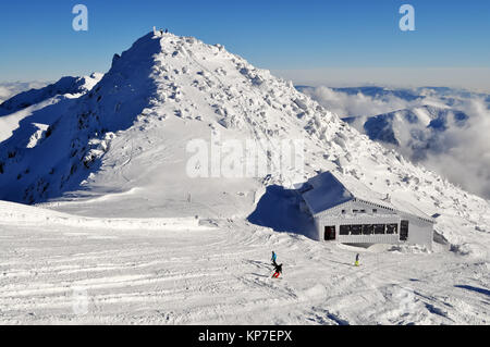 Blick auf die Spitze des Berges Chopok an einem sonnigen Tag im Skigebiet Jasna, Niedere Tatra, Slowakei. Stockfoto